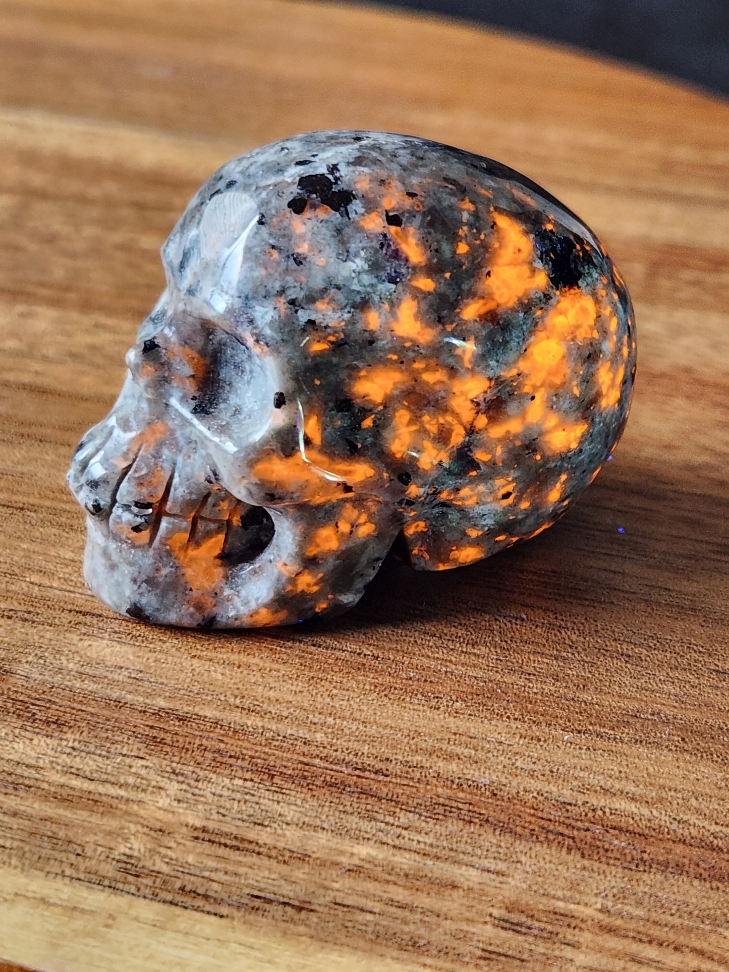 Beautiful AAA High Quality Yooperlite UV Reactive Unique Skull
