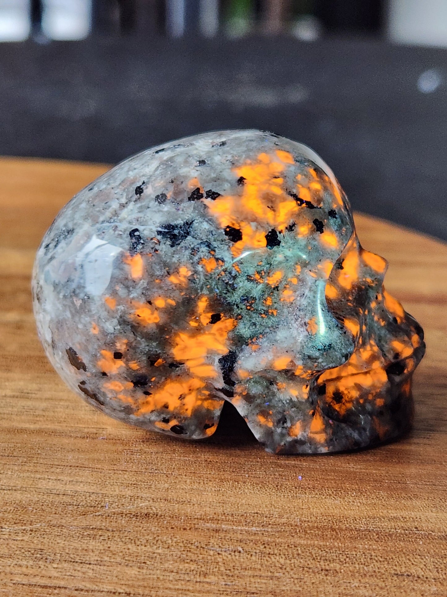 Beautiful AAA High Quality Yooperlite UV Reactive Unique Skull