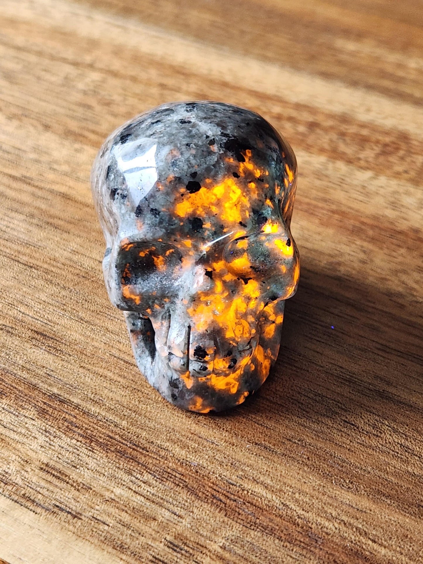 Beautiful AAA High Quality Yooperlite UV Reactive Unique Skull